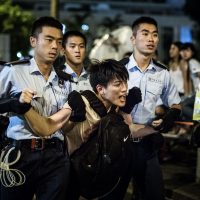 홍콩: 평화적 시위대 보호하지 못하는 경찰, 공격받는 여성들