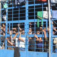 그리스: 장난감 총을 소지했다고 구금된 난민 어린이들