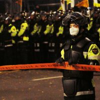 “이름 표를 붙여 네 가슴에~”