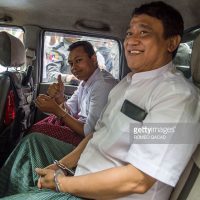 미얀마: 부정부패 고발한 기사로 구금된 언론인들 석방해야