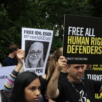 터키: 수감된 인권옹호자 석방해야