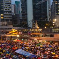 홍콩: 시위대 수백 명 ‘충격적’ 기소, 공격받는 표현의 자유