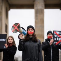 필수적인 인권 활동 억제하는 신규 법, NGO에 대한 세계적 공격 위험 수준