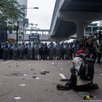 홍콩: 평화적 시위 향한 경찰의 과도한 물리력 사용 중단해야