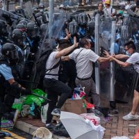 홍콩:평화적 시위대 향한 경찰의 폭력 사용 증거 확인