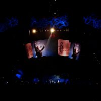 U2 콘서트에 가면 노란 촛불을 찾으세요