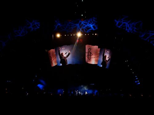 U2 콘서트에 가면 노란 촛불을 찾으세요