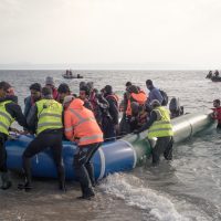 그리스 정부, 난민을 위험에 빠트리는 “수상 벽” 설치 계획