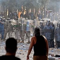 베이루트 폭발 사고 이후 거리에 나온 시위대