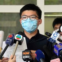 조슈아 웡이 시위에서 ‘마스크를 썼다’는 이유로 체포됐다