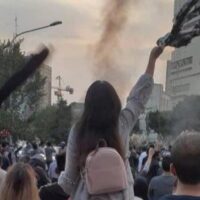 이란, 유혈진압으로 시위대와 행인 최소 82명 이상 사망