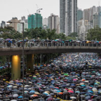 홍콩: 시위곡을 금지시키려는 ‘터무니없는’ 시도는 명백한 국제법 위반