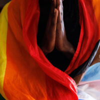 우간다: 당국은 반동성애법 아래 사형이 가능한 혐의들을 취하해야 한다.