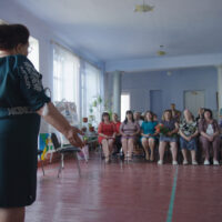 우크라이나/러시아: 러시아 점령지역의 교사들, 위협과 폭력 속에 러시아 교과 과정을 가르치라는 강요받아