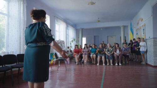 우크라이나/러시아: 러시아 점령지역의 교사들, 위협과 폭력 속에 러시아 교과 과정을 가르치라는 강요받아