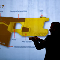 글로벌: 전기 충격 장비의 광범위한 남용···원인은 심각한 규제 부족