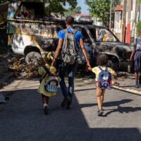 아이티: 고조되는 위기 속에 범죄조직의 징집, 공격, 성폭력으로 고통받는 아동 ⎯ 새 보고서