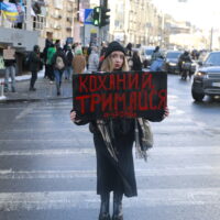 러시아/우크라이나: 억류한 우크라이나인들을 부당하게 대우한 러시아의 행태, 전쟁 범죄이자 반인도 범죄