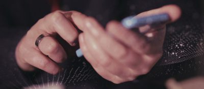 정부는 어떤 방법으로 스파이웨어를 이용해 사람들을 감시하는가?