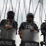 네팔: 헌법 제정안 반대 시위대에 경찰 발포, 최소 20명 사망