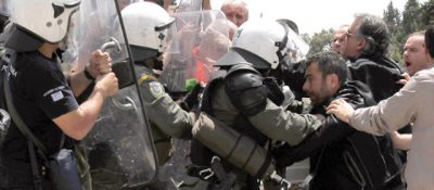 무기여 잘 있거라 : 경찰의 수류탄에 청력을 잃은 기자 – 그리스