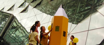 변화를 쓰는 노란연필이 서울 도심에 나타났다