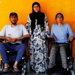 휠체어를 타고 시리아 국경을 넘은 기적 같은 난민 이야기