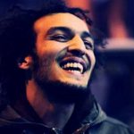 카메라 대신 철창을 잡은 사진기자