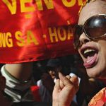 베트남: 법정 밖에서 지지자 구타한 경찰, 계속되는 활동가 탄압