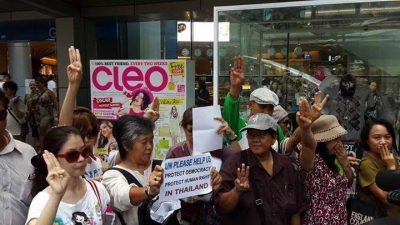 계엄령 태국, “겨우 손가락 세 개를 폈을 뿐인데 연행”