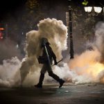 경찰이 던진 수류탄에 청력을 잃은 기자, 처벌받지 않는 경찰